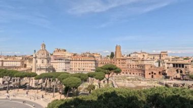 Roma Forumu 'nun panoramik görüntüsü, İtalya' nın Roma kentindeki tarihi şehrin merkezindeki antik bir bina kompleksi..