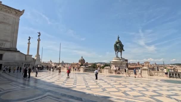 Gente Pasea Por Terraza Monumento Histórico Con Vistas Piazza Venezia — Vídeo de stock