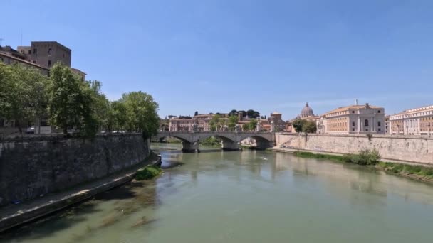 俯瞰穿过意大利首都罗马最重要的纪念碑附近的台伯河 — 图库视频影像