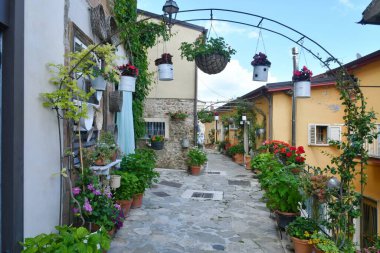 İtalya 'nın Campania kentindeki küçük Cairano köyünde dar bir sokak..