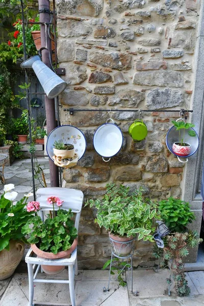 İtalya 'nın Campania kentindeki Cairano köyünde küçük bir eve giriş..