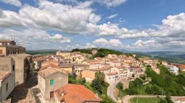 İtalya 'nın Avellino eyaletine bağlı güney dağlarında yer alan Cairano' nun panoramik manzarası.
