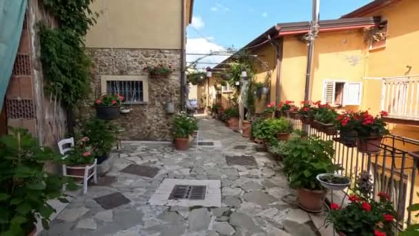 Uma Rua Estreita Cairano Uma Pequena Aldeia Montanhosa Província Avellino — Vídeo de Stock