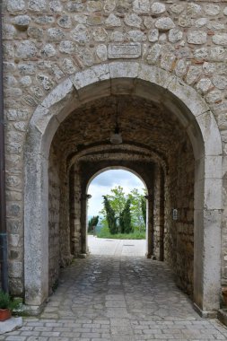 İtalya 'nın Avellino iline bağlı küçük bir dağ köyü olan Sant' Angelo dei Lombardi 'de dar bir sokak..