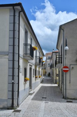 İtalya 'nın Avellino iline bağlı küçük bir dağ köyü olan Sant' Angelo dei Lombardi 'de dar bir sokak..