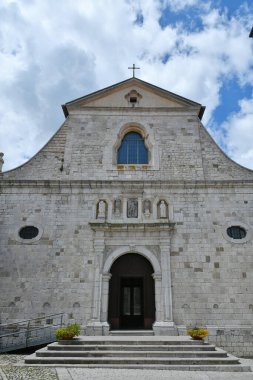 İtalya 'nın Avellino eyaletine bağlı Sant' Angelo dei Lombardi katedralinin ön cephesi..