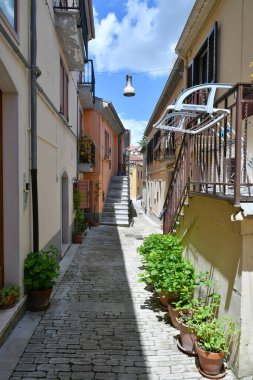 İtalya 'nın Avellino iline bağlı küçük bir dağ köyü olan Sant' Angelo dei Lombardi 'de dar bir sokak..