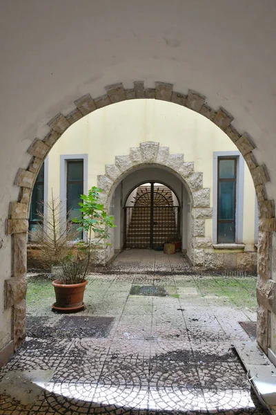 イタリアのアヴェリーノ県の村 サンタンジェロ ロンバルディの市庁舎の入口アーチ — ストック写真