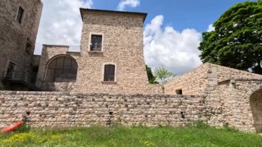 İtalya 'nın Avellino eyaletine bağlı Sant' Angelo dei Lombardi 'de bir ortaçağ kalesinin duvarları..
