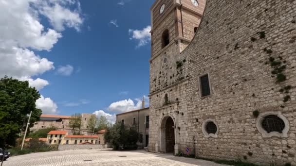 イタリアのアヴェリーノ県の村 サンタンジェロ ロンバルディ大聖堂のファサード — ストック動画