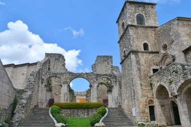 İtalya 'nın Avellino ilindeki bir ortaçağ manastırı olan Goleto manastırının kalıntıları..