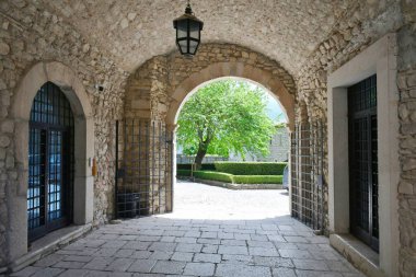 İtalya 'nın Campania kentindeki bir ortaçağ manastırı olan Goleto Manastırı' nın girişi..