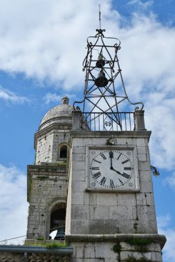 İtalya 'nın Avellino eyaletinde küçük bir dağ köyü olan Nusco kilisesinin çan kulesi..