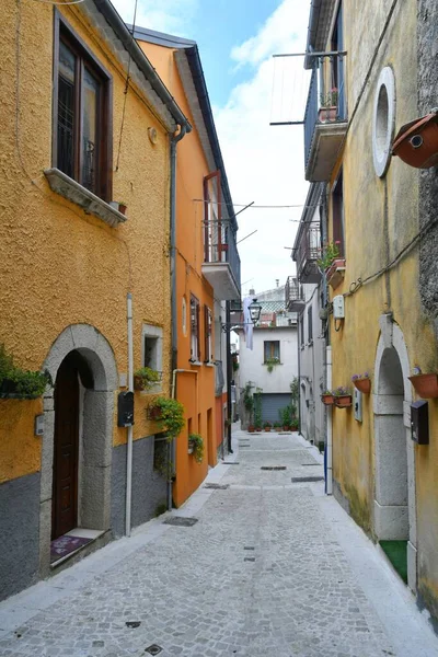 イタリアのアヴェリーノ県の小さな山間の村ヌスコの狭い通り — ストック写真
