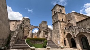 İtalya 'nın Campania kentindeki bir ortaçağ manastırı olan Goleto Manastırı' nın kalıntıları..