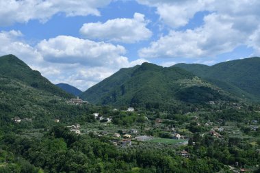 Roma, İtalya yakınlarındaki bir ortaçağ köyü olan Subiaco 'da bir manastır manzarası.