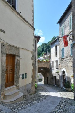 Subiaco 'da dar bir sokak, Roma, İtalya yakınlarındaki bir ortaçağ kasabası..