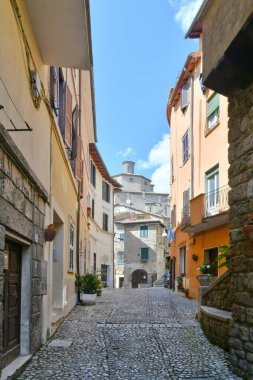 Subiaco 'da dar bir sokak, Roma, İtalya yakınlarındaki bir ortaçağ kasabası..