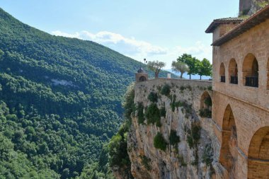 İtalya, Roma yakınlarındaki bir ortaçağ köyü olan Subiaco 'daki San Benedetto Manastırı manzarası.