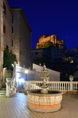 Subiaco 'da bir çeşme, Roma yakınlarındaki bir ortaçağ kasabası, İtalya.