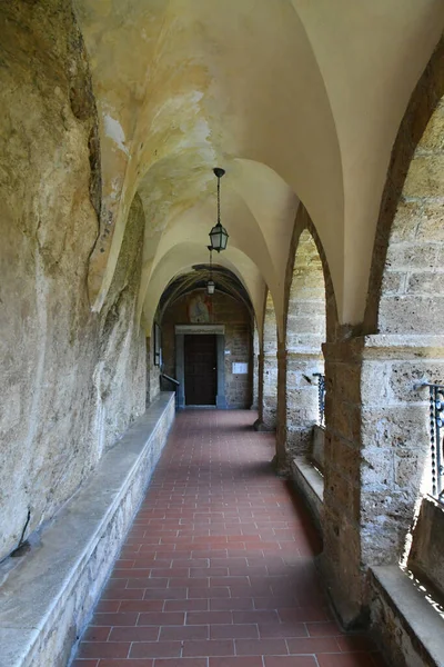 意大利罗马附近的中世纪村庄Subiaco的圣贝内代托修道院入口 — 图库照片