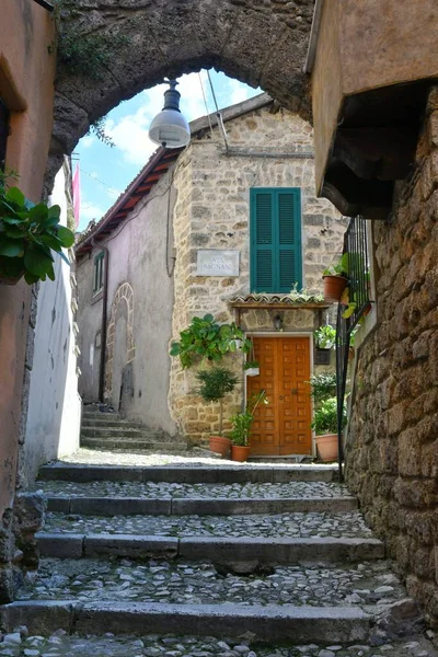 意大利罗马附近一个中世纪城镇苏比亚科的一条狭窄街道 — 图库照片
