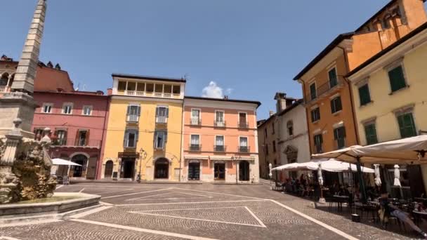 意大利阿布鲁佐地区一座中世纪城镇Tagliacozzo广场的景观 — 图库视频影像