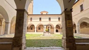 İtalya 'nın Abruzzo bölgesinde bir kasaba olan Tagliacozzo' da bir ortaçağ kilisesinin manastırı..