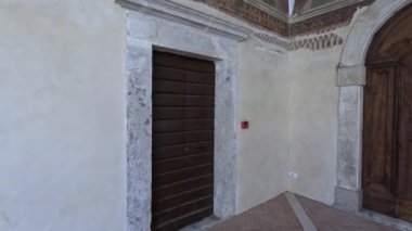 İtalya 'nın Abruzzo bölgesinde bir kasaba olan Tagliacozzo' da bir ortaçağ kilisesinin manastırı..