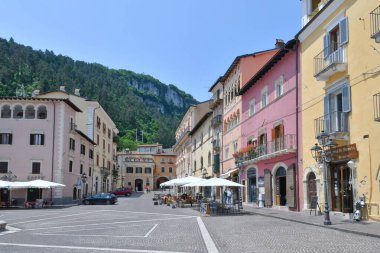 İtalya 'nın Abruzzo bölgesinde bir ortaçağ kasabası olan Tagliacozzo meydanının manzarası.