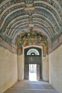 İtalya 'nın Abruzzo bölgesinde bir kasaba olan Tagliacozzo' da bir ortaçağ kilisesinin manastırı..