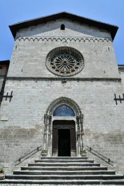 İtalya 'nın Abruzzo bölgesinde ortaçağ kasabası olan Tagliacozzo' nun tarihi bölgesinde bir kilise..