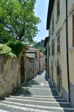 Tagliacozzo 'da eski bir sokak, İtalya' nın Abruzzo bölgesinde bir ortaçağ kasabası..