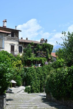 Tagliacozzo 'da eski bir sokak, İtalya' nın Abruzzo bölgesinde bir ortaçağ kasabası..