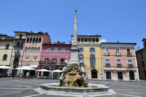 Uitzicht Het Plein Van Tagliacozzo Een Middeleeuwse Stad Abruzzen Italië — Stockfoto