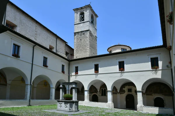 Das Innere Des Kreuzgangs Einer Mittelalterlichen Kirche Tagliacozzo Einer Stadt — Stockfoto