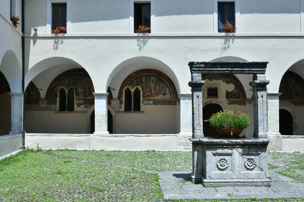 Interno Del Chiostro Una Chiesa Medievale Tagliacozzo Comune Dell Abruzzo — Foto Stock