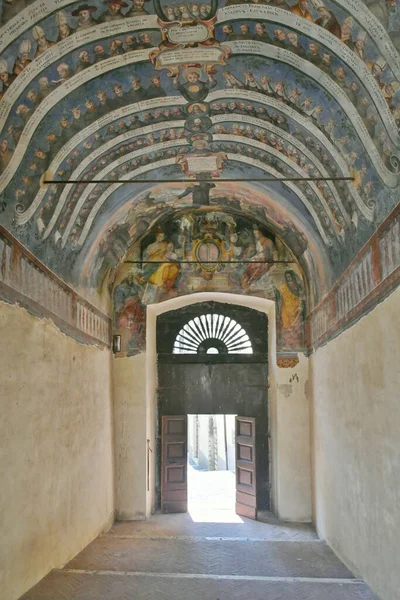 Het Interieur Van Kloostergang Van Een Middeleeuwse Kerk Tagliacozzo Een — Stockfoto