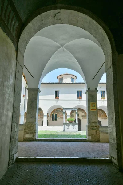 Interior Del Claustro Una Iglesia Medieval Tagliacozzo Una Ciudad Región —  Fotos de Stock