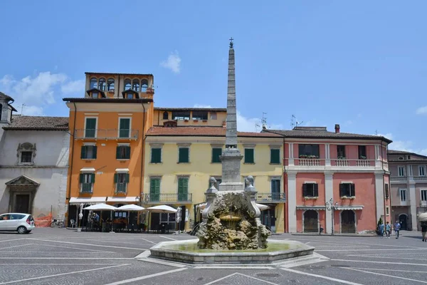 Uitzicht Het Plein Van Tagliacozzo Een Middeleeuwse Stad Abruzzen Italië — Stockfoto