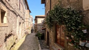 Roma, İtalya yakınlarındaki bir ortaçağ kasabası olan Artena 'nın eski evleri arasında dar bir sokak..