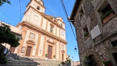 Roma, İtalya yakınlarındaki bir ortaçağ kasabası olan Artena 'nın eski evleri arasında dar bir sokak..