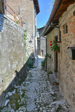 Roma, İtalya yakınlarındaki bir ortaçağ kasabası olan Artena 'nın eski evleri arasında dar bir sokak..