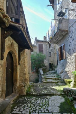 Roma, İtalya yakınlarındaki bir ortaçağ kasabası olan Artena 'nın eski evleri arasında dar bir sokak..