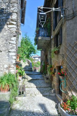 Roma, İtalya yakınlarındaki bir ortaçağ kasabası olan Artena 'nın eski evleri arasında dar bir sokak..