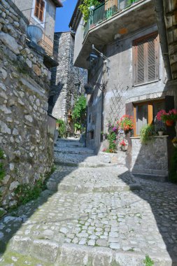 Roma, İtalya yakınlarındaki bir ortaçağ kasabası olan Artena 'nın eski evleri arasında dar bir sokak..