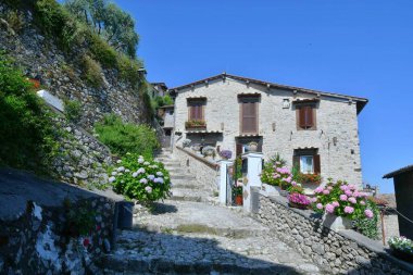 Roma, İtalya yakınlarındaki bir ortaçağ kasabası olan Artena 'nın eski evleri arasında dar bir sokak..