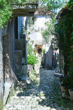 Roma, İtalya yakınlarındaki bir ortaçağ kasabası olan Artena 'nın eski evleri arasında dar bir sokak..