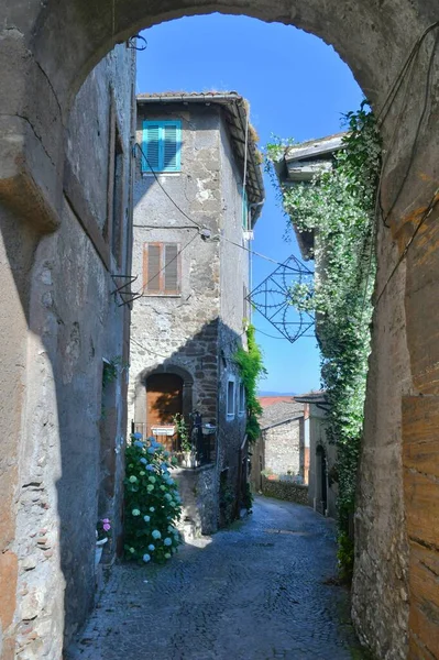 イタリアのローマに近い中世の町アルテナの古い家の間の狭い通り — ストック写真