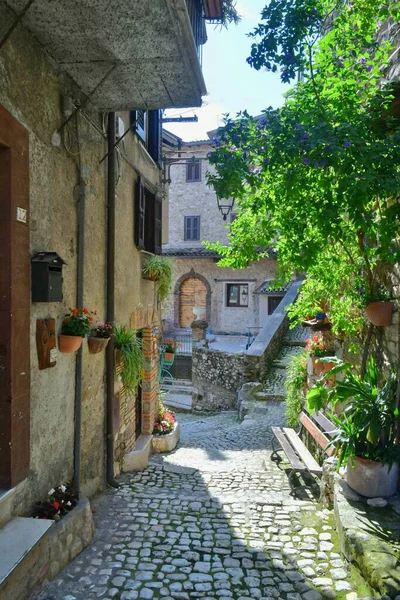 意大利罗马附近一座中世纪城镇阿泰纳的老房子中一条狭窄的街道 — 图库照片